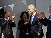Geert Wilders s kolegy slaví.