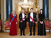 Camilla, král Karel III. a jihokorejský prezident Yoon Suk Yeol s manelkou