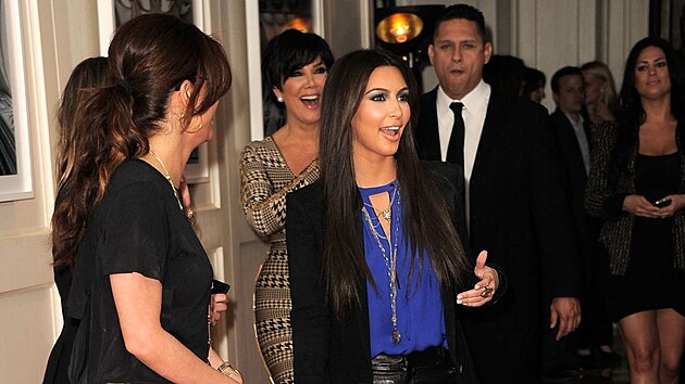 Kim Kardashian na ervenm koberci.