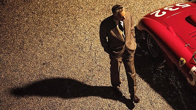 Adam Driver jako Enzo Ferrari ve filmu Ferrari.