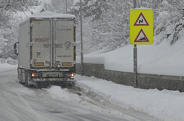 Dopravní kalamita v Rakousku. Hrozí laviny a došlo k přerušení dodávek proudu