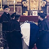Rakev s ostatky Karla Schwarzenberg dorazila do kostela Panny Marie pod řetězem...