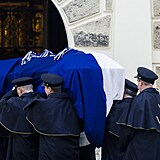 Rakev s ostatky Karla Schwarzenberg dorazila do kostela Panny Marie pod řetězem...