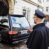 Rakev s ostatky Karla Schwarzenberg dorazila do kostela Panny Marie pod etzem...