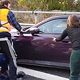 Italský řidič měl klimatické aktivisty na párku. Prostě jel.
