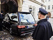 Rakev s ostatky Karla Schwarzenberg dorazila do kostela Panny Marie pod etzem...