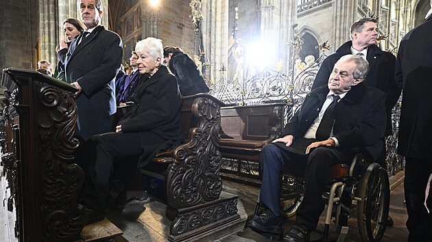 V katedrle je rovn exprezident Miloe Zeman. Blzko Pavlovch sed prv...