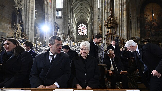 V katedrále je rovněž exprezident Miloše Zeman. Blízko Pavlových sedí právě...