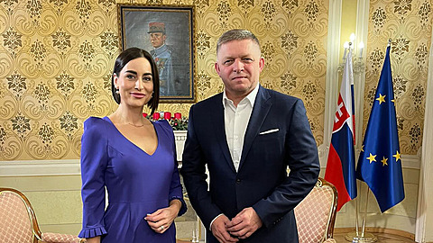 Alex Mynáová a slovenský premiér Robert Fico