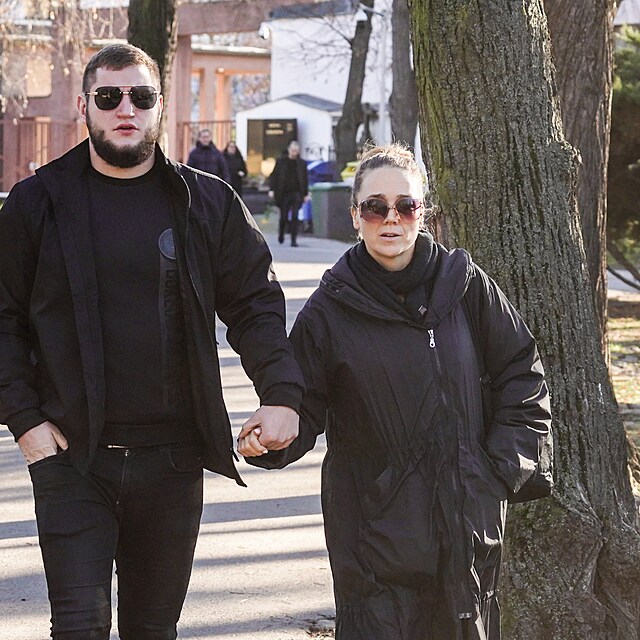 Lucie Vondr��kov� a Zden�k Pol�vka na poh�bu fotografa Petra Mr��ka (�56)