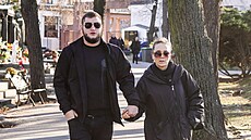 Lucie Vondrá�ková a Zden�k Polívka na poh�bu fotografa Petra Mrá�ka (�56)
