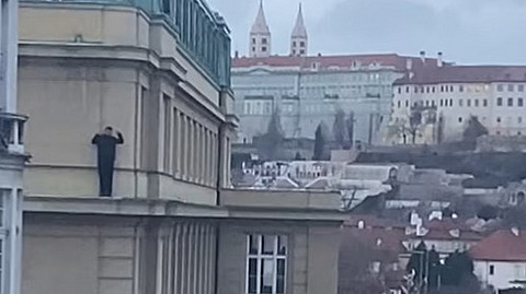 Zábr studenta, který se ukryl ped vrahem na ímse ve výce 40 metr.