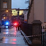 Okol Filozofick fakulty v centru Prahy je od tvrtenho masakru uzaven a hld ho policie. I tak se na msto vypravily davy lid uctt pamtku 14 obt.