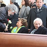 Zdenk Troka, Jiina Bohdalov a Antonn Hardt na pohbu Ladislava upanie