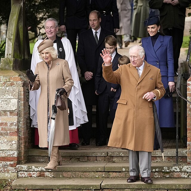Krl Karel III. dnes s rodinou tradin navtvil vnon mi v Sandringhamu,...