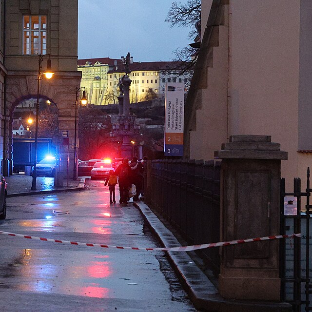 Okol Filozofick fakulty v centru Prahy je od tvrtenho masakru uzaven a...