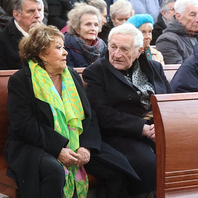 Jiina Bohdalov a Antonn Hardt na pohbu Ladislava upanie