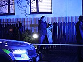 Policisté vynáejí dkazy z domu otce stelce v Houstouni