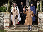 Král Karel III. dnes s rodinou tradin navtívil vánoní mi v Sandringhamu,...