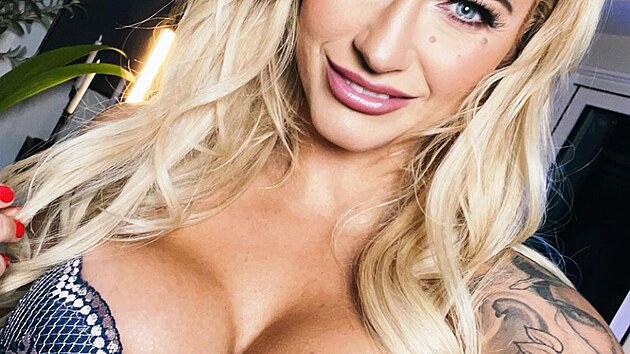 Ebanie Bridges a Elle Brooke