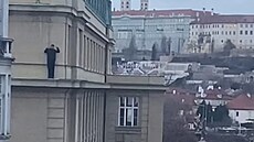 Záb�r studenta, který se ukryl p�ed vrahem na �ímse ve vý�ce 40 metr�.