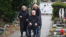 Jitka Molavcová a Alfred Strej�ek na poh�bu Ladislava �upani�e
