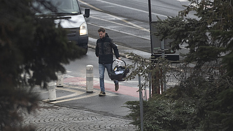 Jaromír Nosek si pijel do porodnice pro svou expítelkyni a jejich syna.