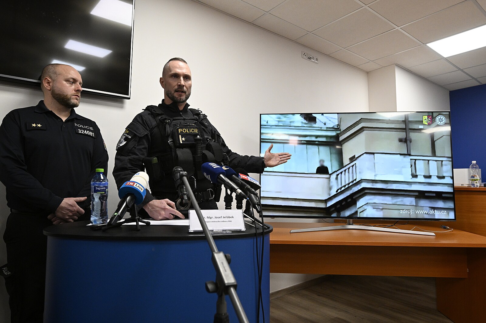 Policie zve�ejnila z�b�ry ze dne st�elby na Filozofick� fakult�.