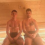Adam Hloek se svm bratrem v saun