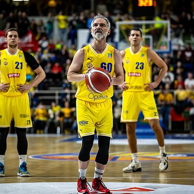 Ivan Trojan hrál v basketbalovém zápase za Opavu.