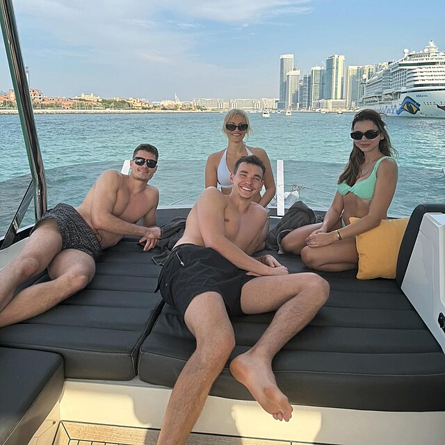 Patrik Schick a Matj Kov s partnerkami v Dubaji