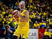 Ivan Trojan hrál v basketbalovém zápase za Opavu.