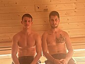 Adam Hloek se svým bratrem v saun