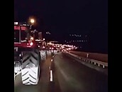 Traktory se zaaly na silnicích ikovat od brzkých ranních hodin.