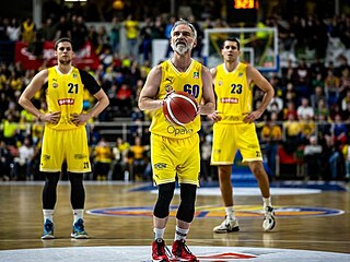 Ivan Trojan hrl v basketbalovm zpase za Opavu.