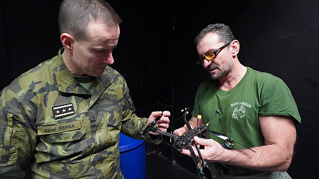 Ukrajintí vojáci potebují nové oi, tedy drony, jejich význam v...