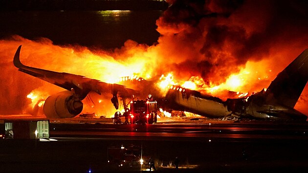 V Tokio se na letišti srazila dvě letadla.