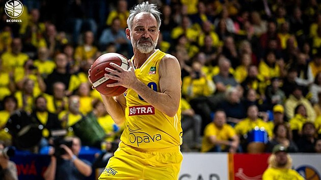Ivan Trojan hr�l v basketbalov�m z�pase za Opavu.