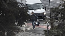 Jaromír Nosek nese do porodnice kolíbku pro miminko