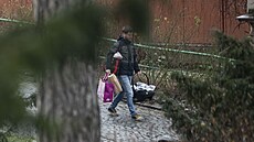 Jaromír Nosek nese do porodnice kolíbku pro miminko