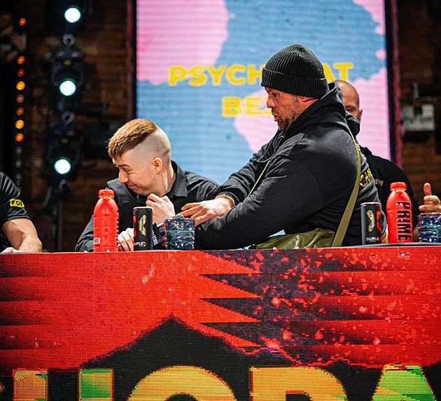 Jakub Jíra tvrdí, že Bejr dluží Clashi peníze. Pokud chce Díra prachy, může se stavit a hned ho vyplatím, reaguje Bejr
