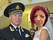 Lidé si na sítích utahují z nového partnera Shopaholic Adel.