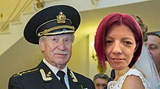 Lidé si na sítích utahují z nového partnera Shopaholic Adel.