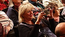 Fanynka Jany Hlavá�ové si celý poh�eb nad�en� natá�ela.