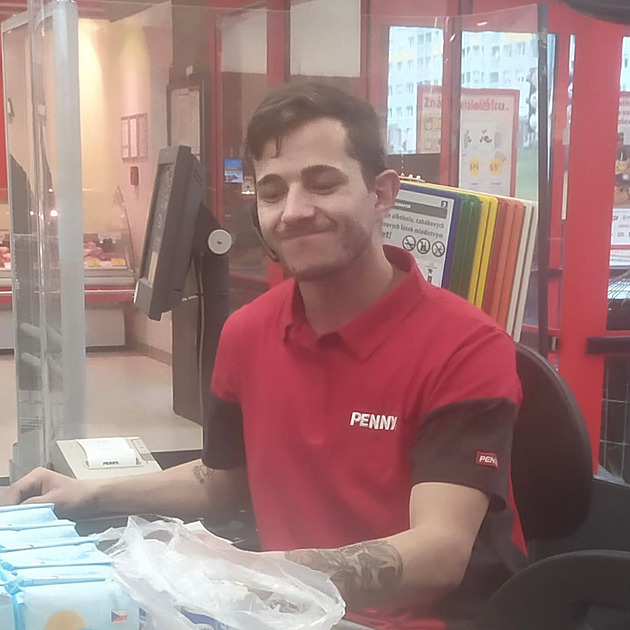Bývalý přítel Shopaholic Adel pracuje za kasou. Našel si novou přítelkyni a prý je šťastný