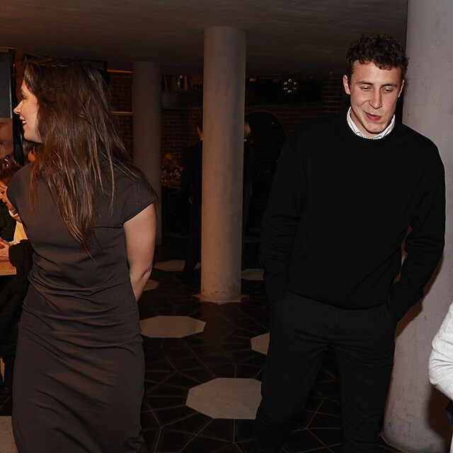 S�ra Rychl�kov� d�lala, �e se k nezn�m�mu doprovodu nem�...tedy p�ed fotografy