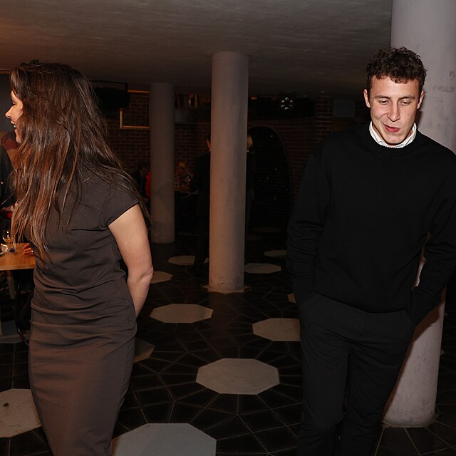 S�ra Rychl�kov� d�lala, �e se k nezn�m�mu doprovodu nem�...tedy p�ed fotografy