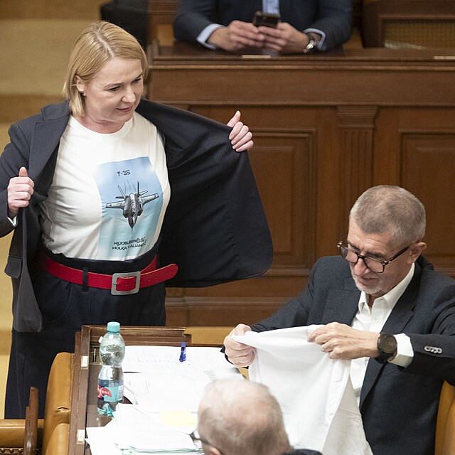 Jana Černochová přinesla Andreji Babišovi tričko s „nejoblíbenější holkou v...
