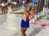 Veronika Lálová se na karnevalu objevila v kostýmu eské národní vlajky
