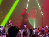 Adam Mi�ík v Roxy poch*al své fanou�ky